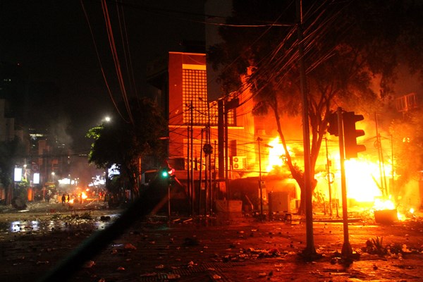  Setelah Azan Subuh, Perusuh di Samping Bawaslu Mulai Membubarkan Diri