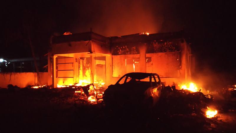  Massa Bakar Kantor Polisi di Sampang