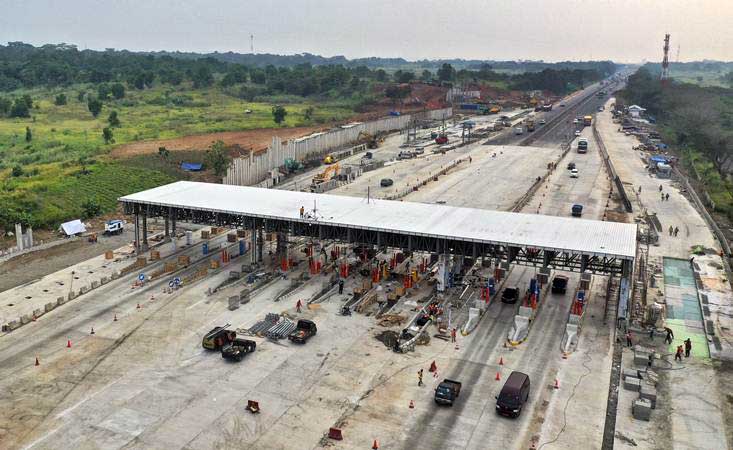 Foto udara saat pembangunan gerbang tol Cikampek Utama di KM 70 jalan tol Jakarta-Cikampek, Cikampek, Jawa Barat, Kamis (16/5/2019)./ANTARA-Hafidz Mubarak A