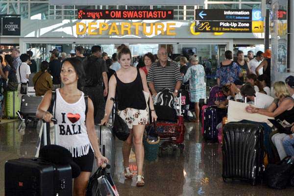 Calon penumpang pesawat berada di Terminal Internasional Bandara Internasional I Gusti Ngurah Rai, Badung, Bali, Jumat (16/3/2018)./ANTARA-Fikri Yusuf