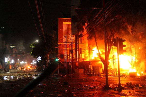 Sebuah pos polisi terbakar saat pengunjuk rasa terlibat bentrok dengan aparat pada aksi massa 22 Mei terkait hasil Pemilihan Presiden 2019, di kawasan Jalan MH. Thamrin, Jakarta, Rabu (22/5/2019) malam./ ANTARA FOTO- Risky Andrianto