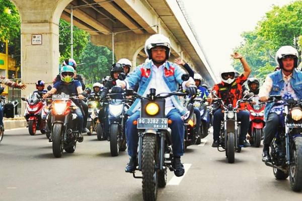 Menteri Perhubungan Budi Karya Sumadi mengendarai sepeda motor dalam kegiatan Milenial Safety Riding bersama komunitas biker di Palembang./Istimewa