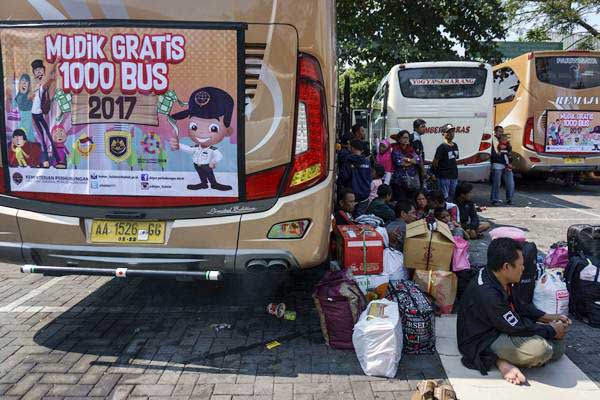 Ilustrasi - Pemudik menunggu masuk ke dalam bus mudik gratis program Kementerian Perhubungan di Terminal Giwangan, DI Yogyakarta, Sabtu (1/7)./ANTARA-Hendra Nurdiyansyah