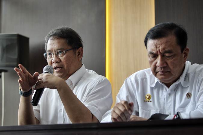 Menkominfo Rudiantara (kiri) dan Kepala BIN Budi Gunawan (kanan) menyampaikan perkembangan pascakerusuhan di Jakarta dini hari tadi, di kantor Kemenko Polhukam, Jakarta, Rabu (22/5/2019)./ANTARA-Dhemas Reviyanto