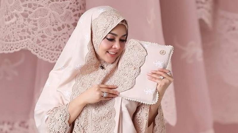  Ini Sebabnya Mukena Syahrini Seharga Smartphone Samsung