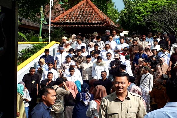  20 Menit Prabowo di Makam Soeharto
