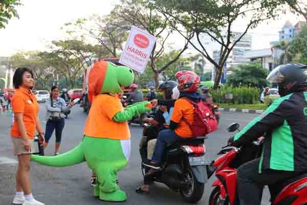  Bagi-bagi Takjil Ala Harris Hotel Sentraland Semarang