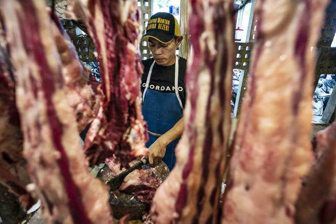 Pedagang memotong daging sapi di Pasar Senen, Jakarta, Senin (29/4/2019)./ANTARA-Aprillio Akbar
