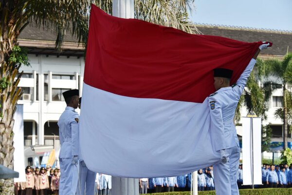  Insiden Merah Putih Jatuh di Gedung Sate Akibat Pengait Patah