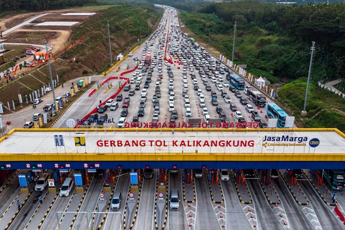  Kendaraan Pemudik Mengular di Gerbang Tol Kalikangkung Semarang