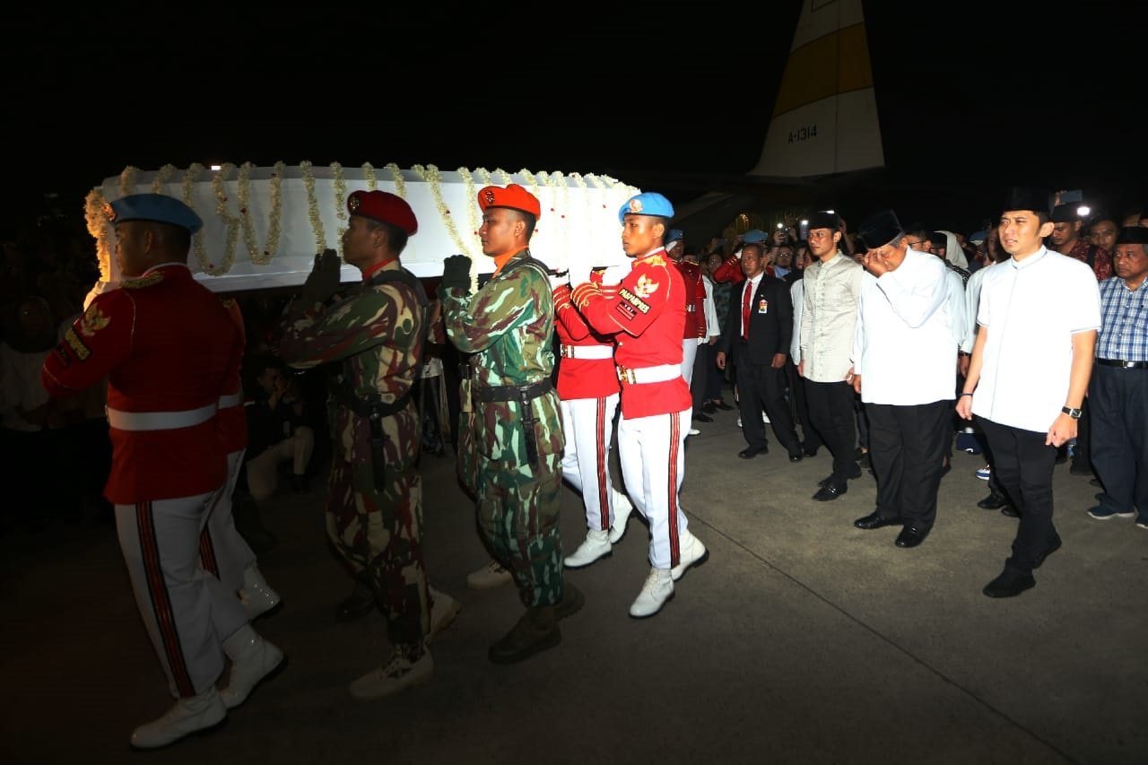  KEDATANGAN JENAZAH ANI YUDHOYONO