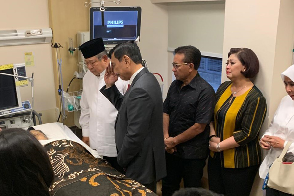  Ani Yudhoyono meninggal, Luhut Beri Hormat Militer saat Melayat