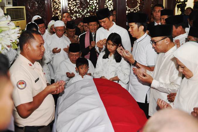  Jenazah Almarhumah Ani Yudhoyono Disemayamkan di Cikeas