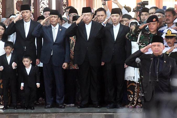  Upacara Militer Pelepasan Jenazah Ani Yudhoyono dari Cikeas