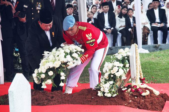  Prosesi Pemakaman Ibu Ani Yudhoyono di TMP Kalibata