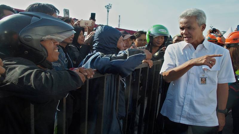  Ganjar Pranowo dan Keluarga bersama Ratusan Pemudik Naik Kereta ke Semarang   