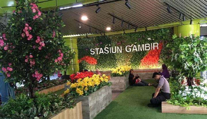  Sebelum Mudik, Foto Dulu di Taman Stasiun Gambir