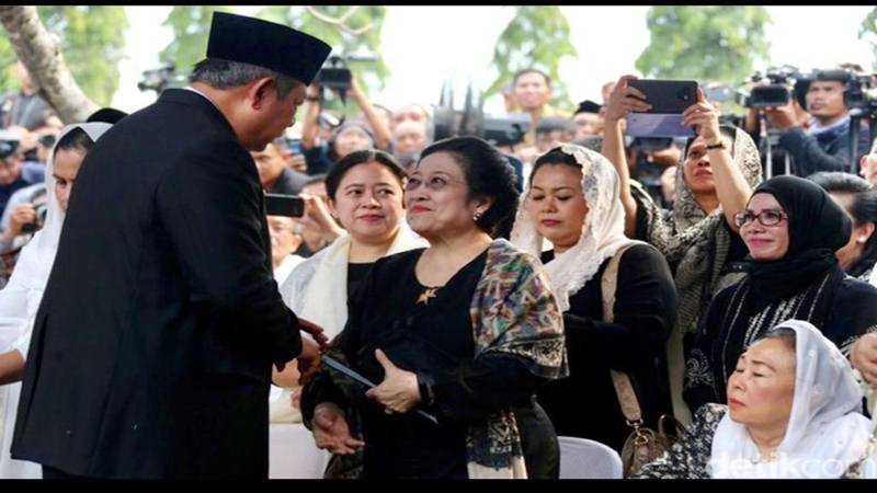  Detik-detik Megawati Senyum dan Salam SBY di Pemakaman Ani Yudhoyono