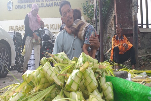  2 Hari Jelang Lebaran, Kulit Ketupat Janur Dijual Rp800 Per Biji