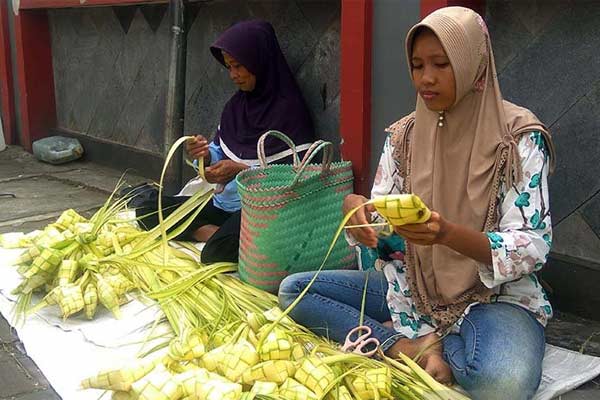  Pedagang Ketupat Dadakan Bermunculan di Purwokerto