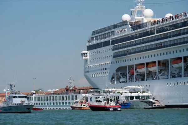  Hilang Kendali, Kapal Pesiar Tabrak Dermaga di Venesia