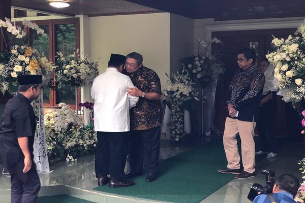  Prabowo Subianto Melayat ke Puri Cikeas Bogor