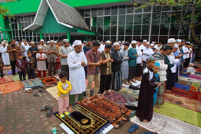  Jemaah ini Salat Idulfitri Lebih Awal