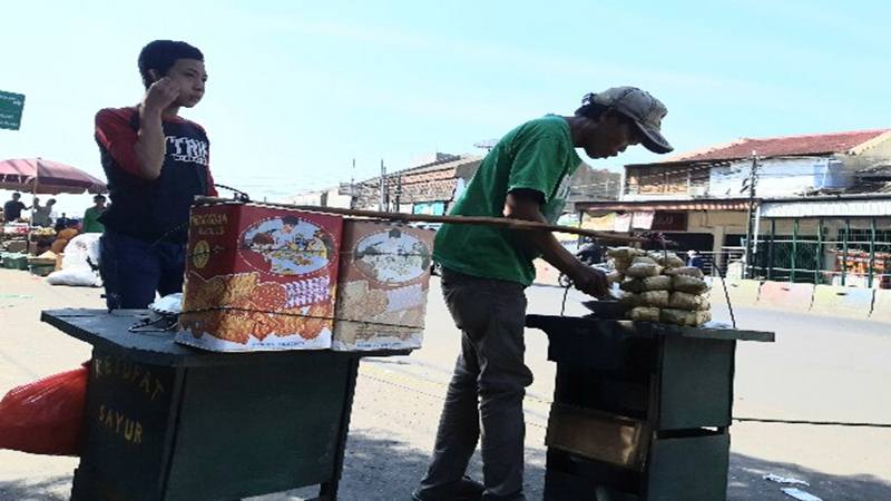  Penjual Ketupat Sayur dan Petugas Keamanan Stasiun Tetap Mengais Rezeki saat Lebaran