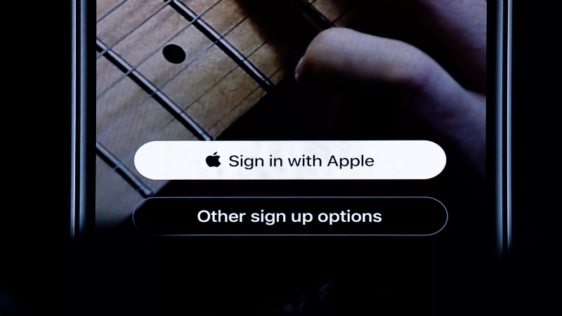  Apple Paksa Developer Tempatkan Tombol \"Sign in With Apple\" Paling Atas
