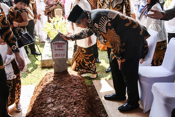  SBY Ziarah ke Makam Kristiani Herrawati atau Ani Yudhoyono