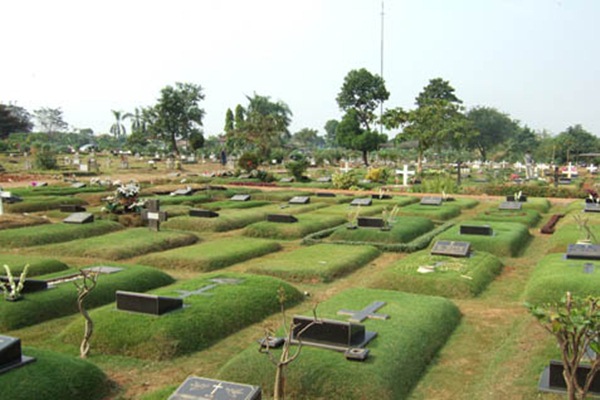  Berkah Lebaran bagi Pedagang Bunga Tabur di Pemakaman Umum
