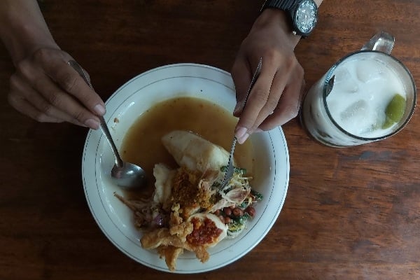  JELAJAH LEBARAN JAWA BALI 2019: Tipat Kuah Ayam Betutu, Pengganti \'Opor Ayam\' Saat Lebaran ke Pulau Bali
