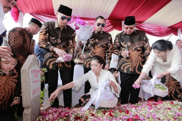  Makna Dibalik Busana Batik yang Dikenakan AHY dan Ibas