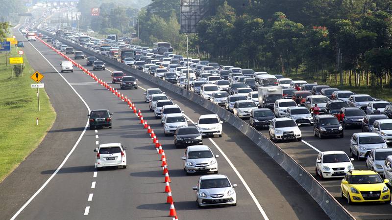 Sejumlah kendaraan memadati jalur Puncak di Gadog, Bogor, Jawa Barat, Kamis (6/6//2019). Memasuki libur hari kedua Lebaran, wisatawan mulai memadati jalur Puncak Bogor sehingga Polres Bogor memberlakukan rekayasa lalu lintas sistem buka tutup serta pemberlakuan contraflow untuk mengurai kemacetan./Antara