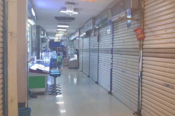 Sejumlah gerai di salah satu pusat perbelanjaan masih tampak tutup pada Kamis (6/6/2019) sedangkan gerai yang sudah beroperasi tampak mulai dipadati pengunjung./Bisnis-Juli E. Manalu
