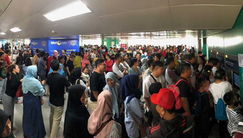  PENUMPANG MRT MEMBLUDAK