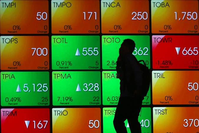 Karyawan melintas di dekat papan elektronik yang menampilkan pergerakan Indeks Harga Saham Gabungan (IHSG) di Bursa Efek Indonesia, Jakarta, Senin (27/5/2019)./Bisnis-Abdullah Azzam