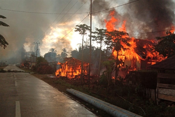 Sedikitnya 87 rumah terbakar di Desa Gunung Jaya usai terjadi keributan antar pemuda di perbatasan antara Desa Gunung Jaya dan Desa Sampuabalo, Buton, Sulawesi Tenggara, Rabu (5/6/2019)./ANTARA FOTO-Emil