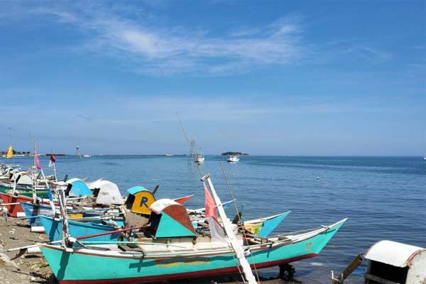  Libur Lebaran : Tak Melaut Nelayan di Takalar Nikmati Main Karambol