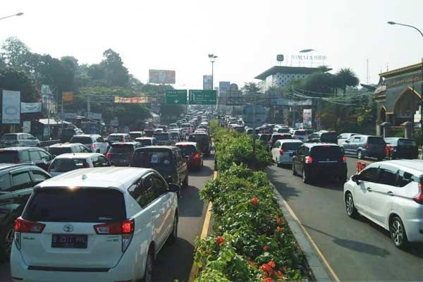  ARUS BALIK LEBARAN : Lalu Lintas Arah Puncak dan Sukabumi Macet