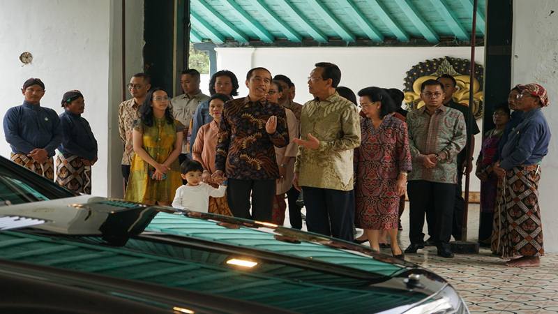 Presiden Joko Widodo (kelima kanan) bersama keluarga berdialog dengan Raja Keraton Yogyakarta Sri Sultan HB X (keempat kanan) saat berkunjung ke Keraton Yogyakarta, Jumat (7/6/2019). Kunjungan tersebut dalam rangka silaturahmi./Antara