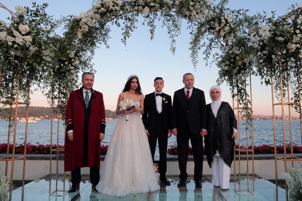 Mesut Ozil Menikah, Presiden Erdogan Jadi Pendamping Pengantin Pria