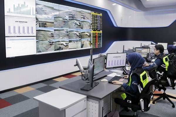 Petugas mengawasi aktivitas di area Bandara Sultan Aji Muhammad Sulaiman (SAMS) Sepinggan dari ruang Airport Operation Control Center (AOCC) di Balikpapan, Jumat (2/3/2018)./JIBI-Felix Jody Kinarwan