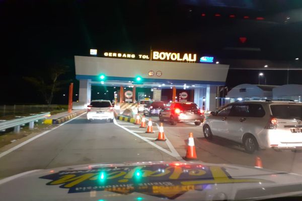 Sejumlah kendaraan mengantri di pintu masuk tol boyolali, Sabtu (8/6/2019). / Tim Jelajah Jawa-Bali 2019
