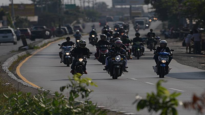 Pemudik sepeda motor melintas di Jalan Raya Pantura, Brebes, Jawa Tengah, Minggu (2/6/2019). Pada H-3, arus mudik di Jalan Raya Pantura didominasi para pemudik dengan sepeda motor./Antara