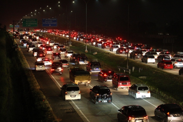  \'One Way\' Jalan Tol Diterapkan, Pemudik Terjebak Macet 2 Jam di Arteri Karawang