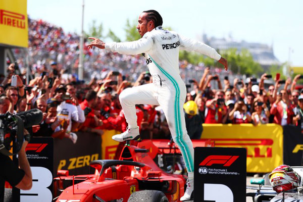  F1 : Lewis Hamilton Menang Kontroversial di GP Kanada