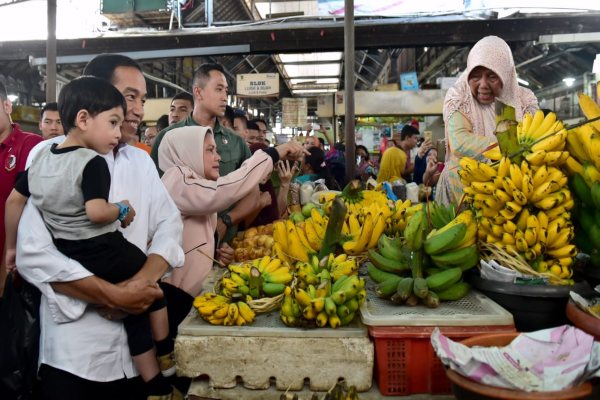  Belanja di Pasar Gede Solo, Presiden Jokowi Punya Tukang Angkat Belanjaannya