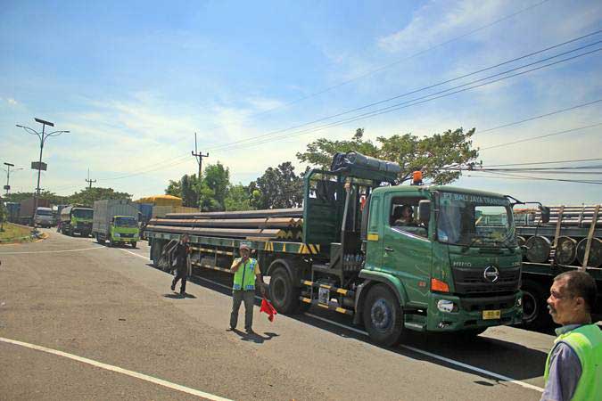 Sejumlah truk melintas di jalur pantura Arjawinangun, Cirebon, Jawa Barat, Jumat (24/5/2019)./ANTARA-Dedhez Anggara