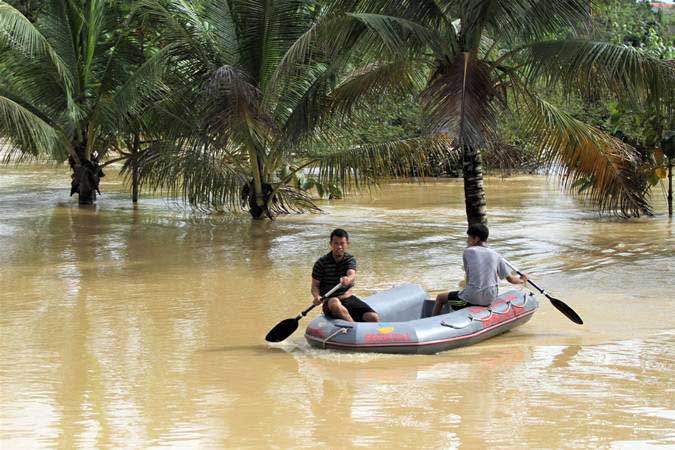  Banjir Sulawesi : BNPB Kirim Tim Rekasi Cepat, Bantuan Mulai Didistribusikan